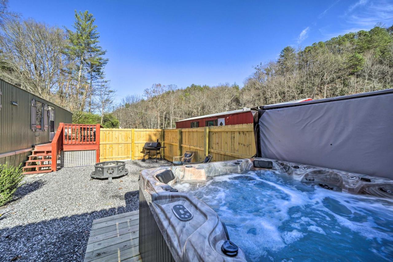 Smoky Mountain Vacation Rental With Hot Tub And Kayaks Whittier 外观 照片